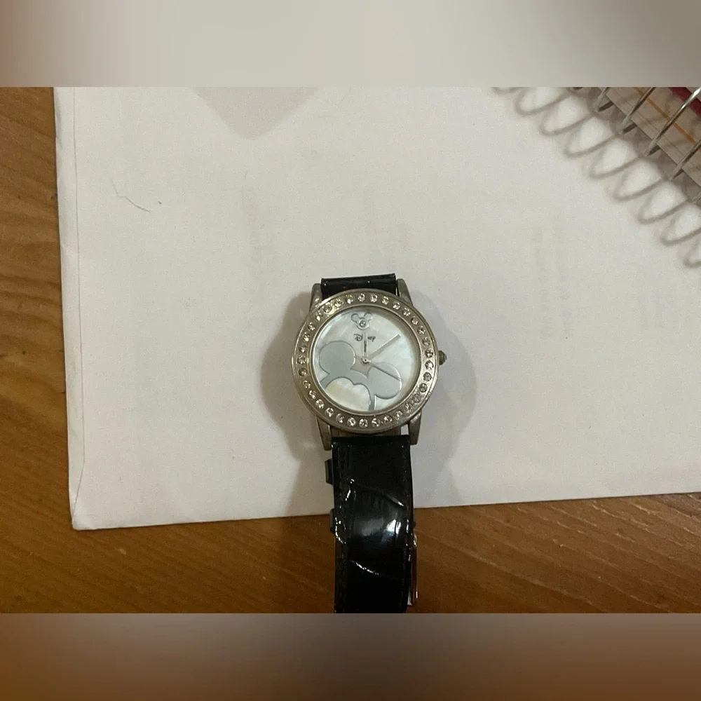 Disney:Pearlized back round with silver top of Mickey head on watch face w/ CZ.